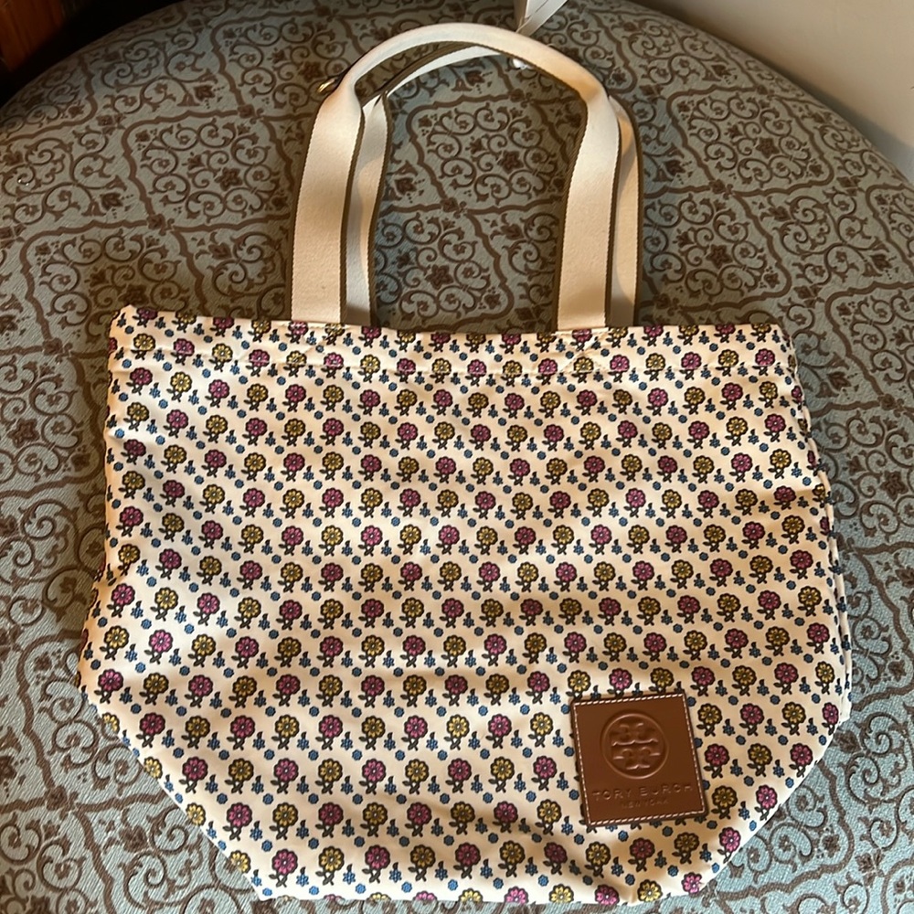 Tory Burch Ella Printed Market Tote
Color: Ivory Floral Daisy